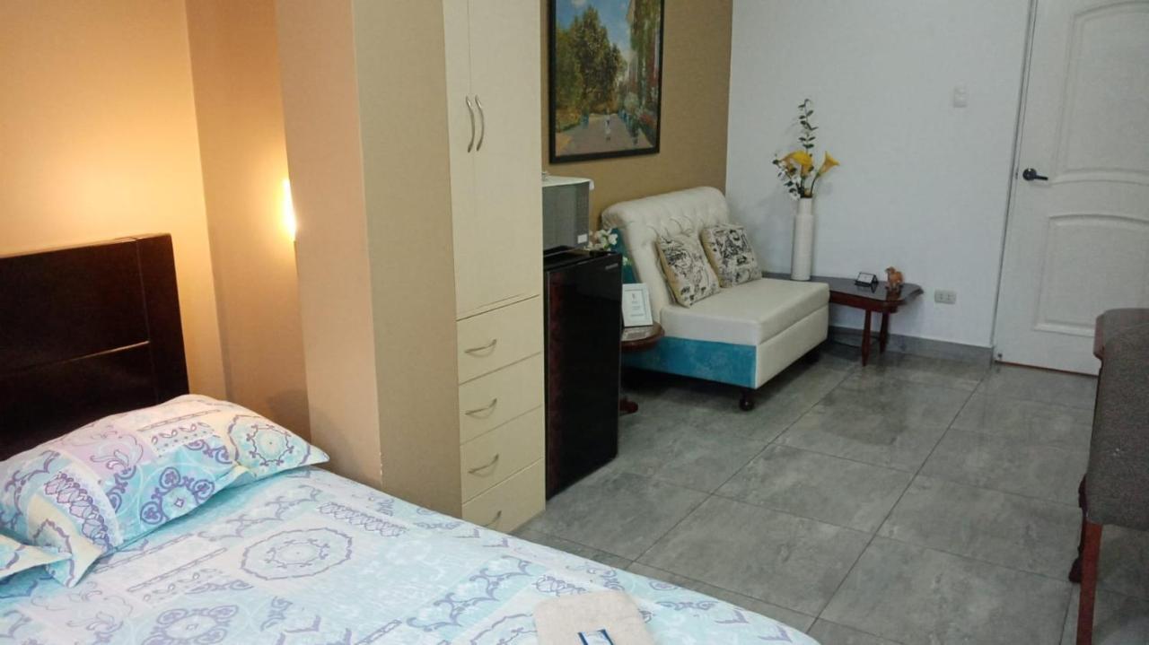 Strenua - Las Quintanas Hostel Trujillo Bagian luar foto