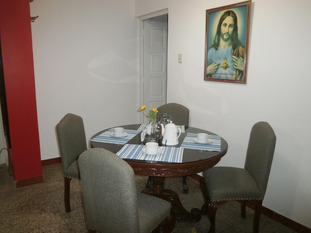 Strenua - Las Quintanas Hostel Trujillo Bagian luar foto