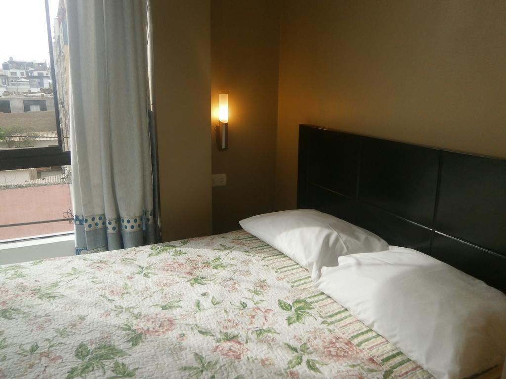 Strenua - Las Quintanas Hostel Trujillo Bagian luar foto